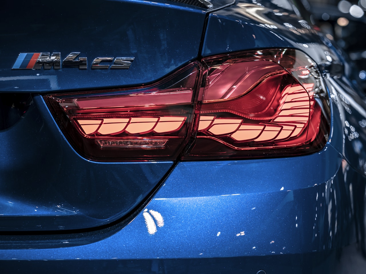 Plavi BMW M4 CS — detalj zadnjeg dela i svetala